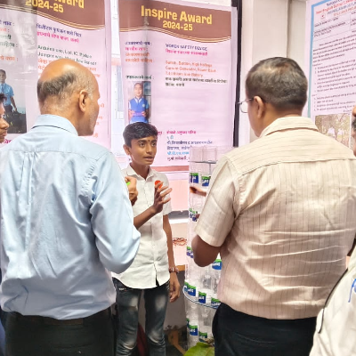 School student Rudra Vijay kanishkar presenting is science project in district level inspired award 2025 exhibition at Flora English mein School Pune