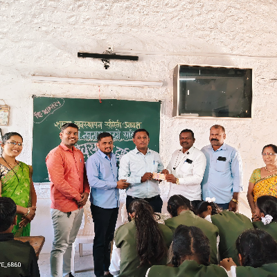 विद्यार्थ्यांना व्याज बक्षीस देण्यासाठी कायमस्वरूपी रोख रक्कम रुपये ५०००/-  कॅश FD साठी शाळेत दिली 