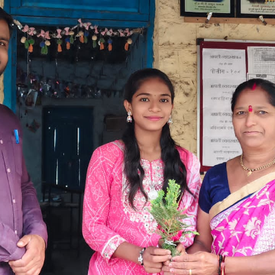 चित्रकला स्पर्धा विजेता विद्यार्थीनी सत्कार करण्यात आला 