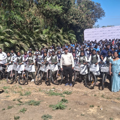 शाळेतील मुलींना मोफत १३ सायकल मिळाल्या